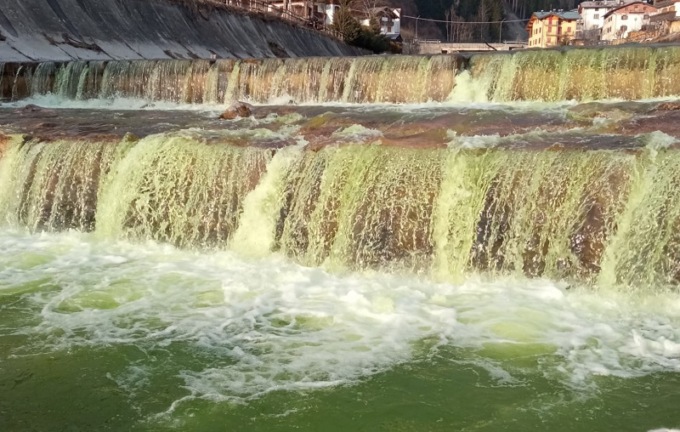 Piave di colore verde: “È menta, venite con le damigiane”