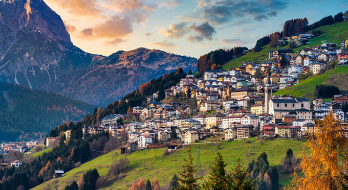 Esce di casa a cercare il marito e lo trova svenuto in mezzo al bosco