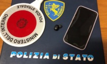 Kit da 007 al test per la patente: “pizzicata” mentre ascoltava le risposte