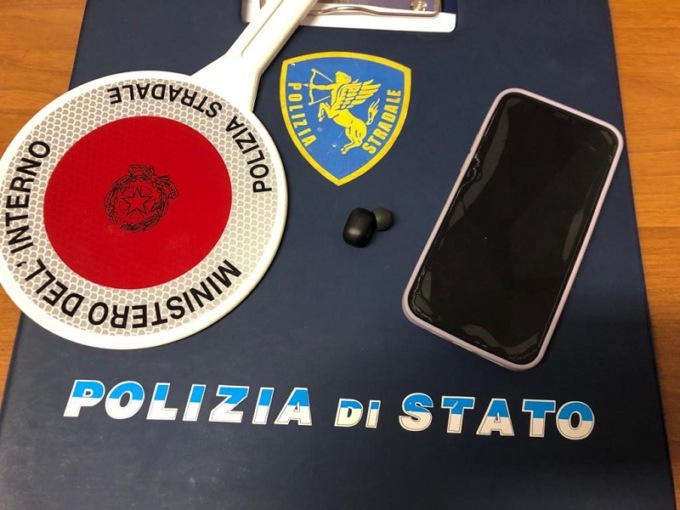 Kit da 007 al test per la patente: “pizzicata” mentre ascoltava le risposte