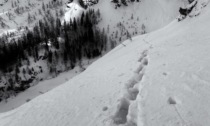 Salgono al Vandelli con vestiti leggeri ma trovano la neve e chiamano i soccorsi