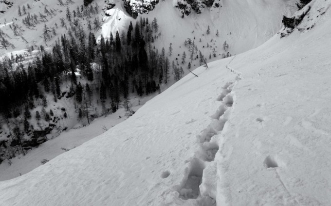 Salgono al Vandelli con vestiti leggeri ma trovano la neve e chiamano i soccorsi