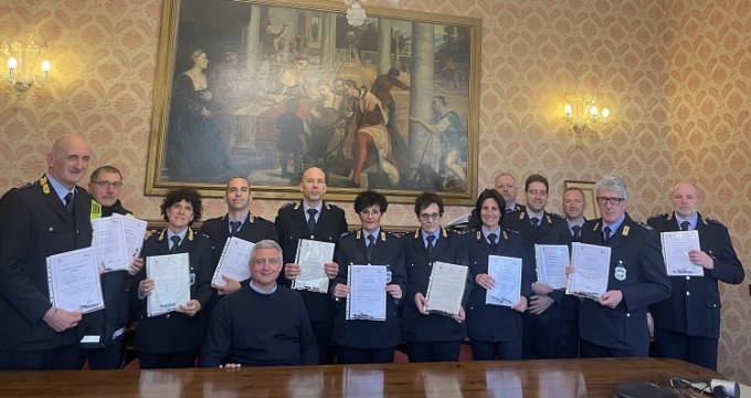Encomio a 15 vigili urbani per i loro anni di servizio e per la lotta al covid