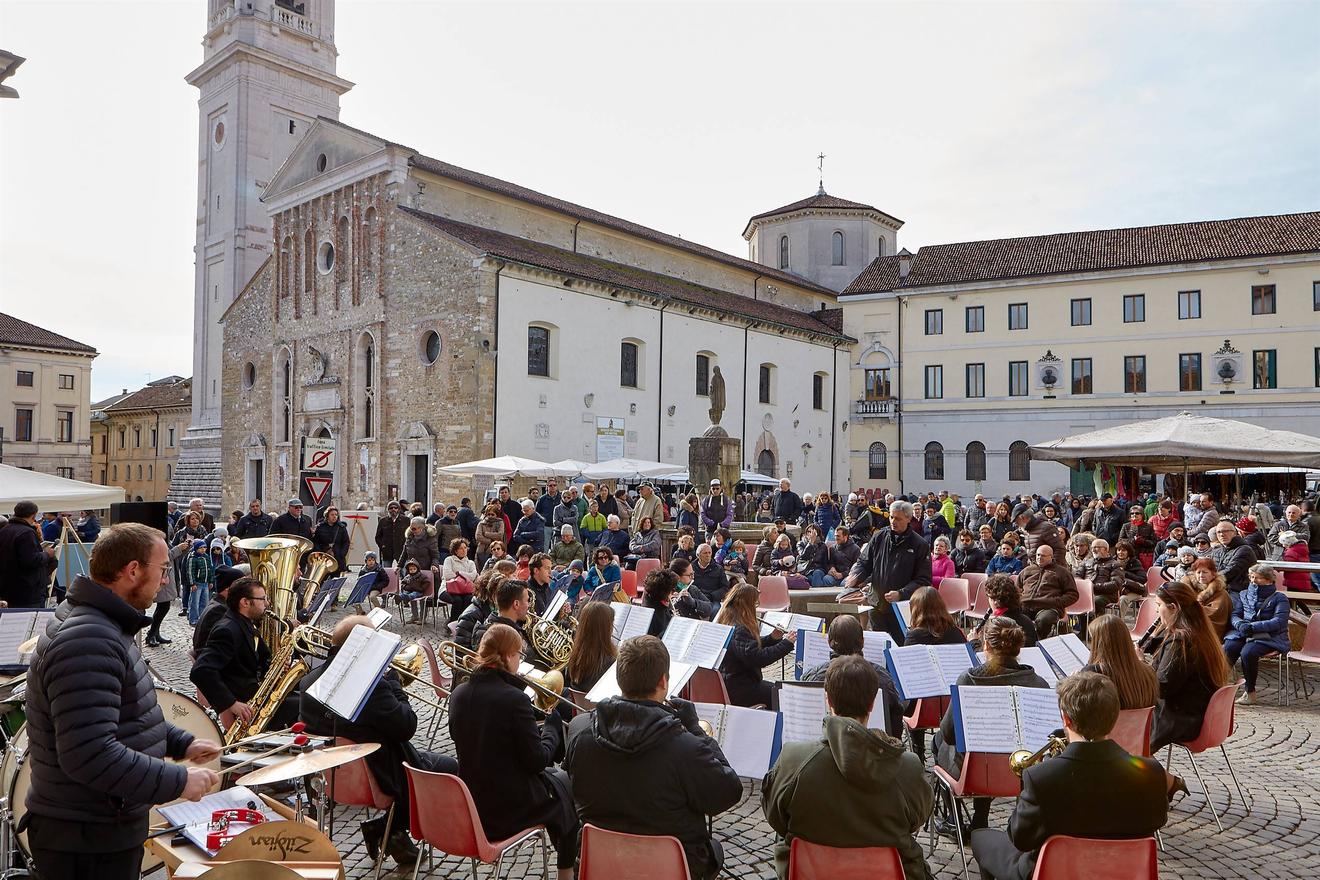 In piazza con “Momenti di trascurabile felicità”, di Luchetti – Il