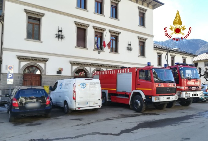 Auronzo di Cadore, allarme a scuola: incendio al quadro elettrico. Evacuato l’istituto comprensivo