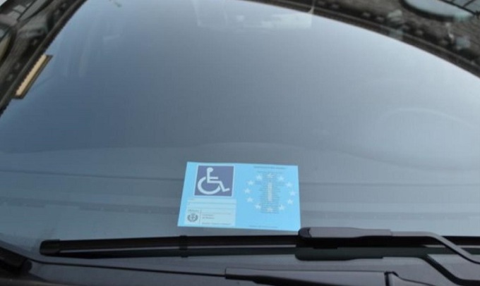 Utilizzava il contrassegno disabili del parente morto per parcheggiare a Belluno