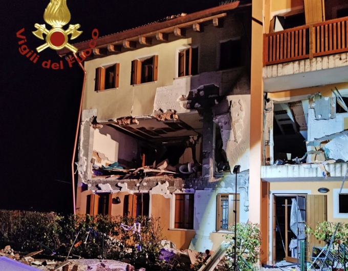 Violenta esplosione a Feltre: 1 ferito, 22 persone evacuate e 12 appartamenti danneggiati