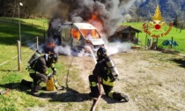 Furgone divorato dalle fiamme ad Anzù: le foto dello spegnimento