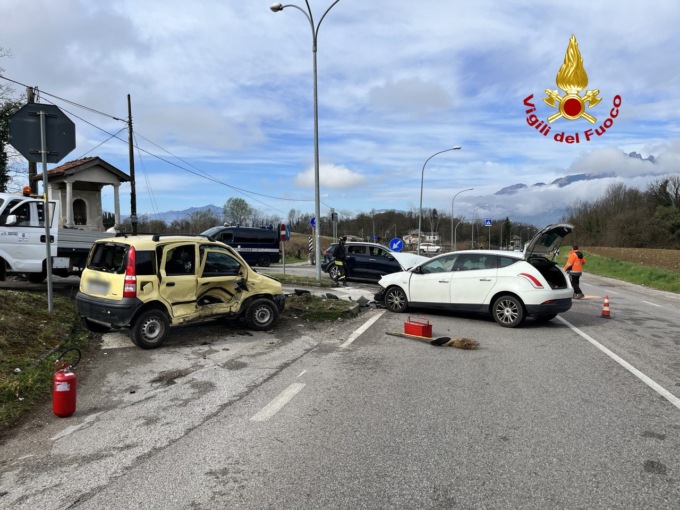 Scontro tra auto sul Boscon: un automobilista incastrato tra le lamiere