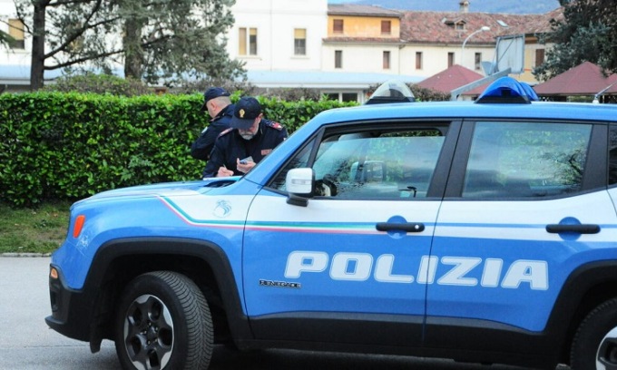 Vuole un’auto (gratis) e così fa visita alla concessionaria in piena notte