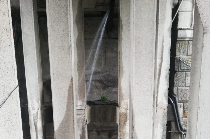 Forato l’acquedotto del Ponte della Vittoria: l’acqua scorre libera