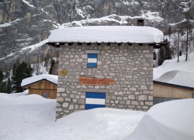Turisti inglesi bloccati nella neve lungo il sentiero per il Vandelli: è il terzo episodio in meno di un mese