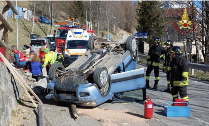 Perde il controllo dell’auto e finisce sotto sopra: due feriti