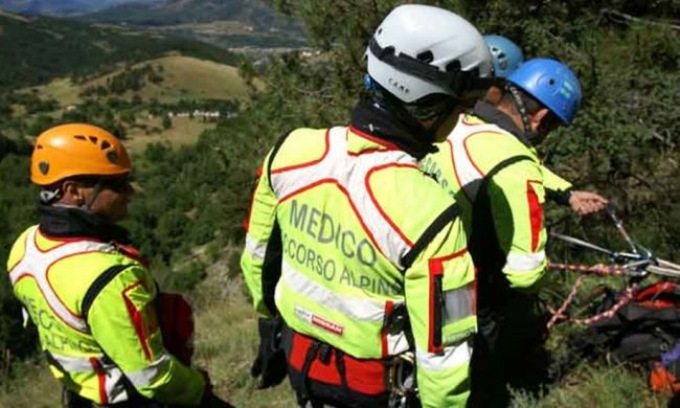Cerca di farsi luce con il cellulare in mezzo al bosco ma si perde e cade in un dirupo a Domegge