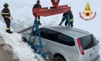 Esce di strada e finisce nel lago ghiacciato di Misurina: le foto del recupero