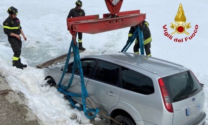 Esce di strada e finisce nel lago ghiacciato di Misurina: le foto del recupero