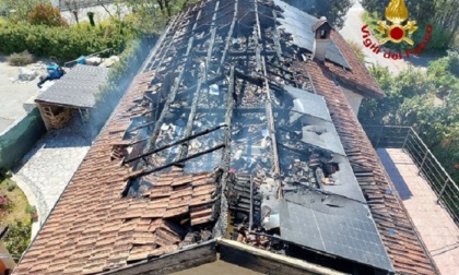 L’impianto fotovoltaico prende fuoco: casa scoperchiata e tetto distrutto