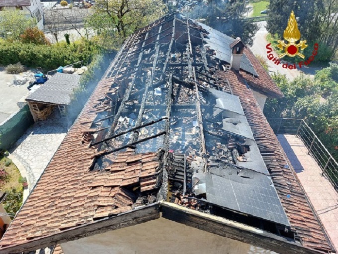 L’impianto fotovoltaico prende fuoco: casa scoperchiata e tetto distrutto