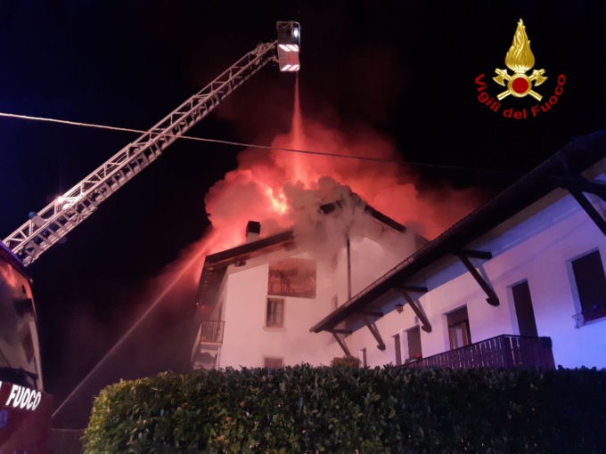 Incendio con esplosione a Belluno: ferito un vigile del fuoco