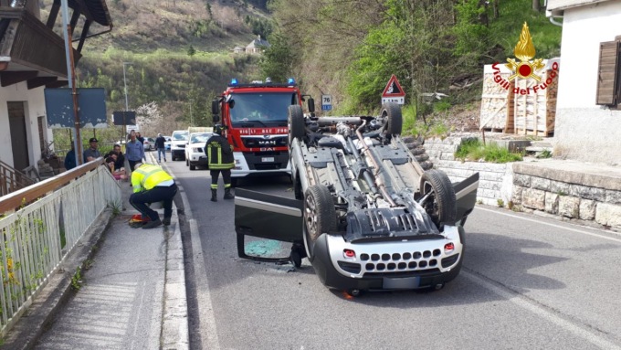 Vigo di Cadore, perde il contro dell’auto e si rovescia: ferito il conducente