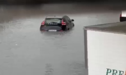 Violento nubifragio a Belluno con auto sommerse dall'acqua