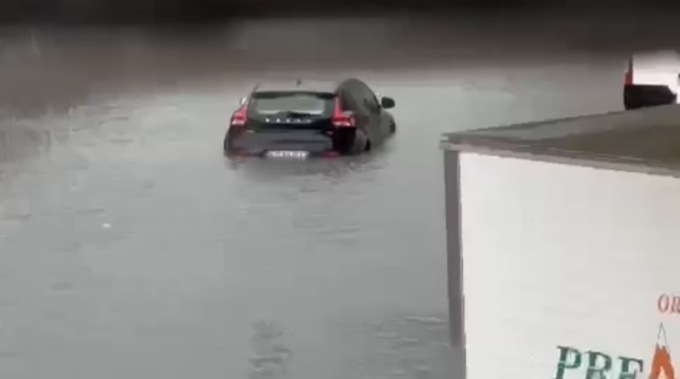 Violento nubifragio a Belluno con auto sommerse dall’acqua