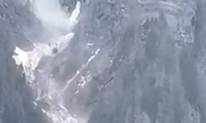 La montagna si frantuma sotto gli occhi dei passanti: l’impressionante video della frana a Falcade