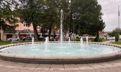 Ostruita con bottiglie ed erba la fontana in piazza dei Martiri (appena inaugurata)