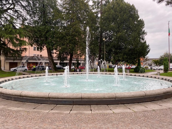 Ostruita con bottiglie ed erba la fontana in piazza dei Martiri (appena inaugurata)