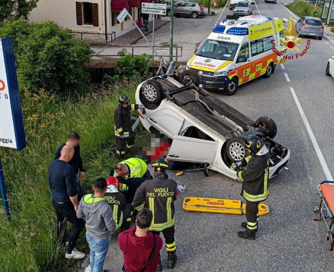Si rovescia con l’auto a Belluno, ferito anche un bambino