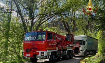 Fa il carico di rifiuti e poi si blocca: tir in panne a Domegge