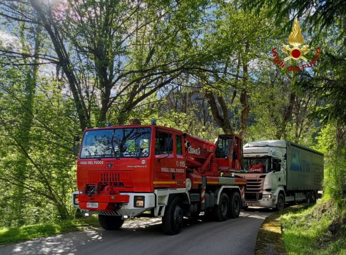 Fa il carico di rifiuti e poi si blocca: tir in panne a Domegge