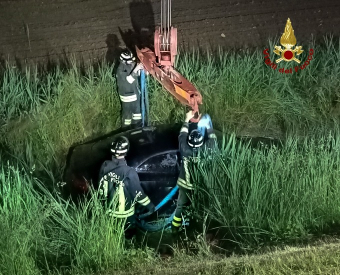 Perde il controllo dell’auto e finisce in un canale: miracolosamente illeso