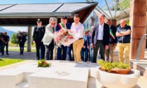 Il Giro omaggia il Vajont: Nibali, Zaia e Padrin depongono un mazzo di fiori al cimitero monumentale di Fortogna