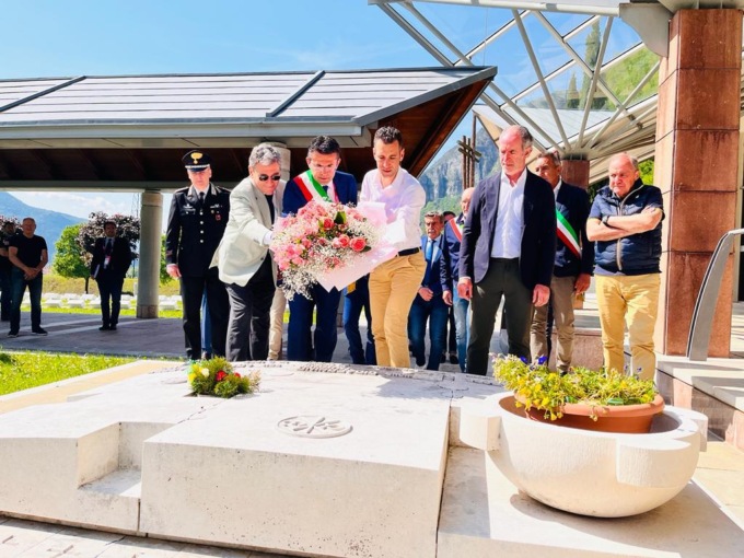 Il Giro omaggia il Vajont: Nibali, Zaia e Padrin depongono un mazzo di fiori al cimitero monumentale di Fortogna