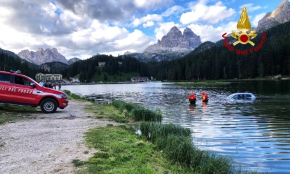 Guasto al freno a mano e l'auto parcheggiata finisce nel lago di Misurina