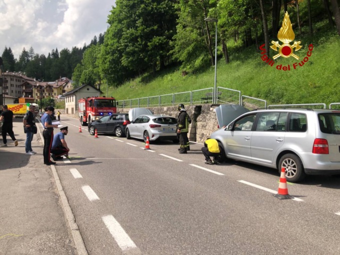 Incidente a Borca di Cadore: 3 auto coinvolte e 5 feriti