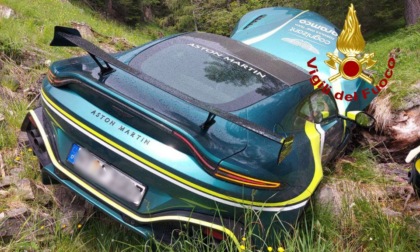 Guida un'Aston Martin sul Passo Giau ma al decimo tornante finisce nel dirupo