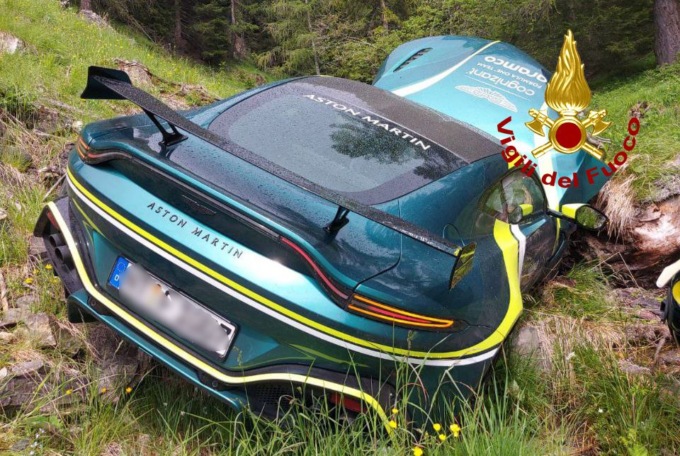 Guida un’Aston Martin sul Passo Giau ma al decimo tornante finisce nel dirupo