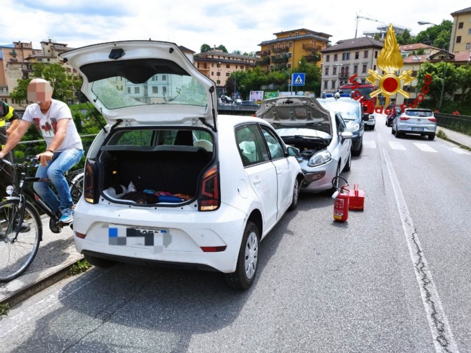 Ubriaco invade la corsia opposta e si schianta contro un’auto a Belluno