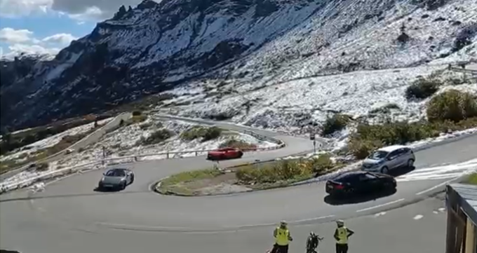 I video delle corse clandestine sui Passi Dolomitici, 500 passaggi al giorno tra incidenti e fuoristrada