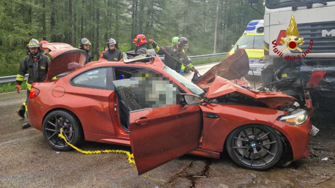 Bmw si schianta contro camion parcheggiato a Rocca Pietore: morto l’automobilista