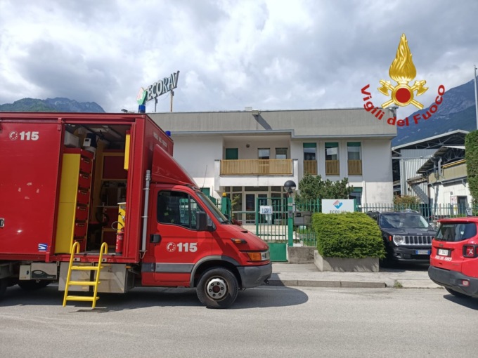 Esplosione nell’azienda di rifiuti tossici, salta un coperchio che sfonda il tetto della ditta vicina: operaio ustionato