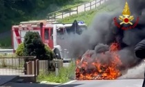 Ponte nelle Alpi, video e foto dell'auto divorata dalle fiamme