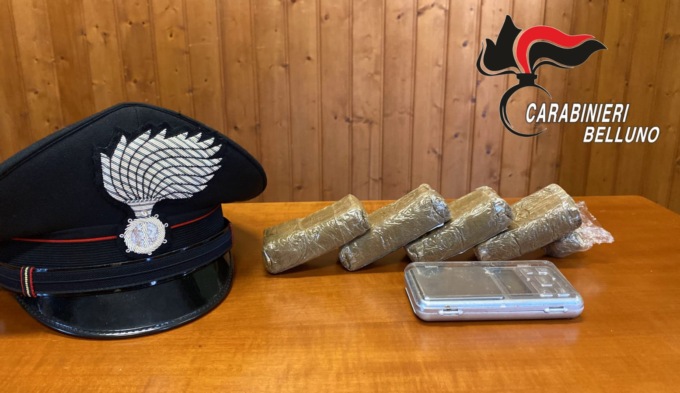 Cadore “stupefacente”, arrestato un altro giovane pusher: nello zaino in stazione mezzo chilo di hashish