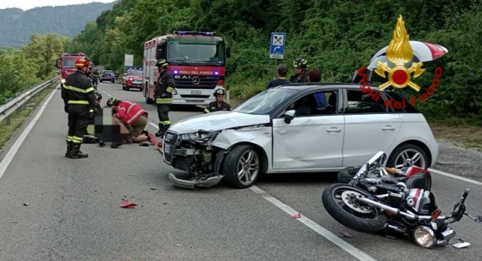 Grave incidente tra auto e moto sulla SR348 a Quero Vas: feriti padre e figlio