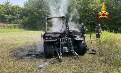 Trattore avvolto dalle fiamme a Modolo: le foto dei vigili del fuoco