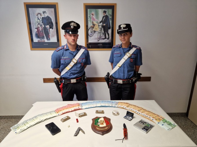 Pieve di Cadore, preso lo “spacciatore del parco”: sequestrati contanti e droga