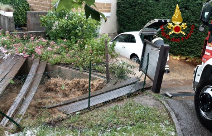 Bomba d’acqua a Levego: torrente esonda e allaga garage e cantina di una casa