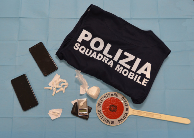 Il lavoro in una ditta di elettrotecnica era una “copertura”: l’operaio 45enne era un pusher